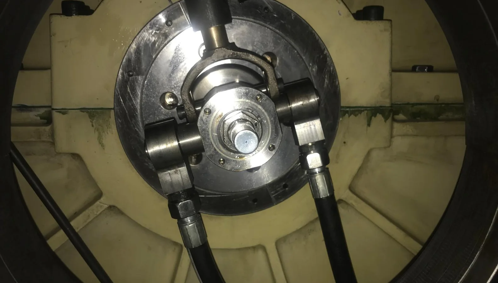Wnętrze hydraulicznego układu OD-Box z przewodami wysokociśnieniowymi